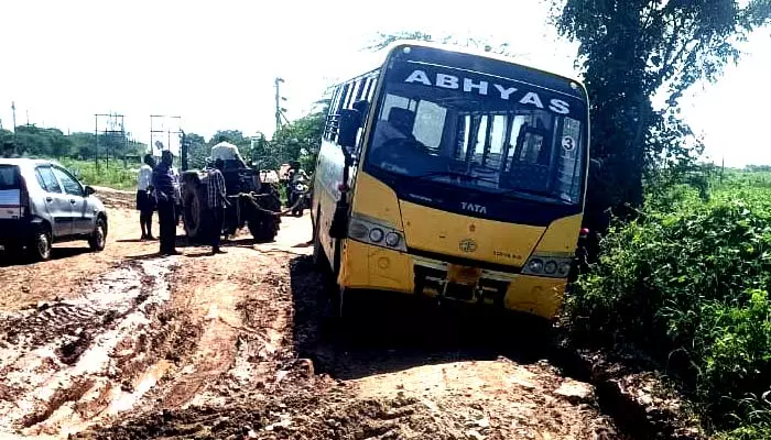 స్కూల్ బస్సుకు తప్పిన పెను ప్రమాదం