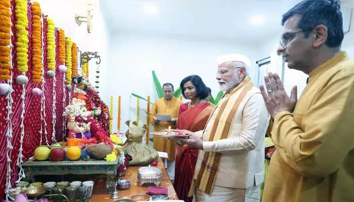 PM Modi : సీజేఐ ఇంటికి ప్రధాని మోడీ.. నెట్టింట విమర్శలు.. వీడియో వైరల్