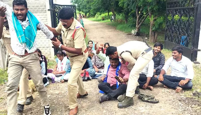 బీఎడ్ కళాశాల ఎదుట ప్రజాసంఘాల ధర్నా