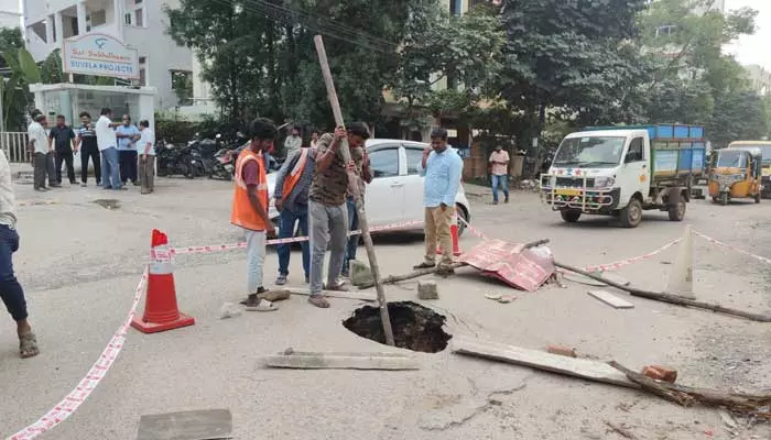 మియాపూర్‌లో  కుంగిన రోడ్డు..తప్పిన ప్రమాదం