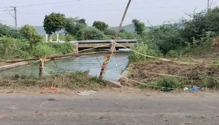 ప్రమాదకరంగా వంతెన..పట్టించుకోని అధికారులు