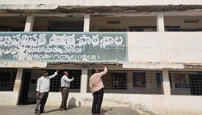 భయం గుప్పిట్లో విద్యార్థుల చదువులు..!