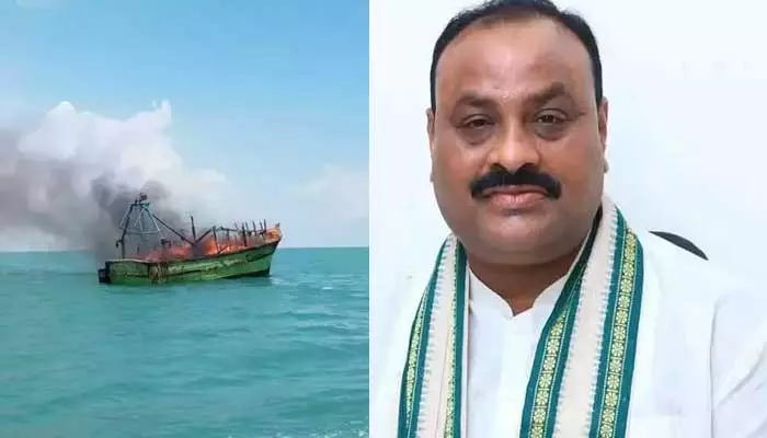 Fire accident: నడి సముద్రంలో చేపల బోటులో అగ్ని ప్రమాదం.. ఆరా తీసిన మంత్రి అచ్చెన్నాయుడు