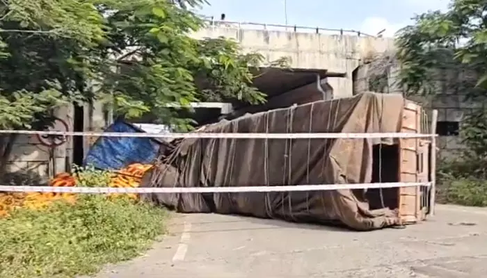 Road Accedent; ఔటర్ రింగ్ రోడ్డు పైనుండి పడిపోయిన లారీ.. డ్రైవర్ మృతి