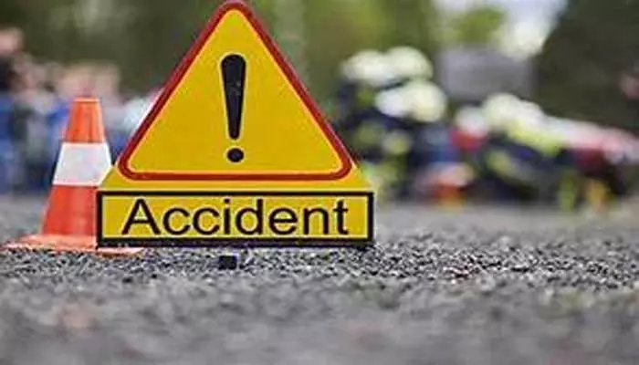 Accident : బైక్ ను ఢీకొన్న ఆర్టీసీ బస్సు…యువకుడు స్పాట్ డెడ్