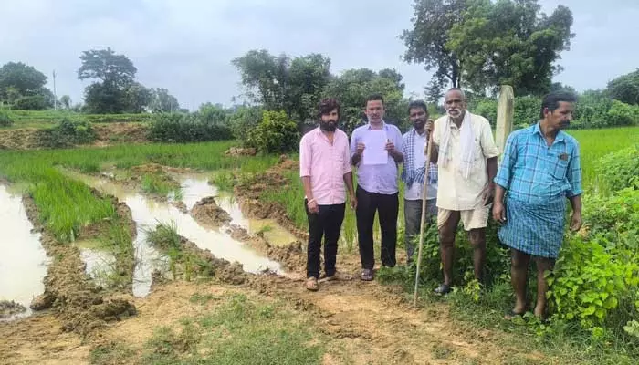 పంట పొలంలో రియల్ ఎస్టేట్ వ్యాపారి దౌర్జన్యం..