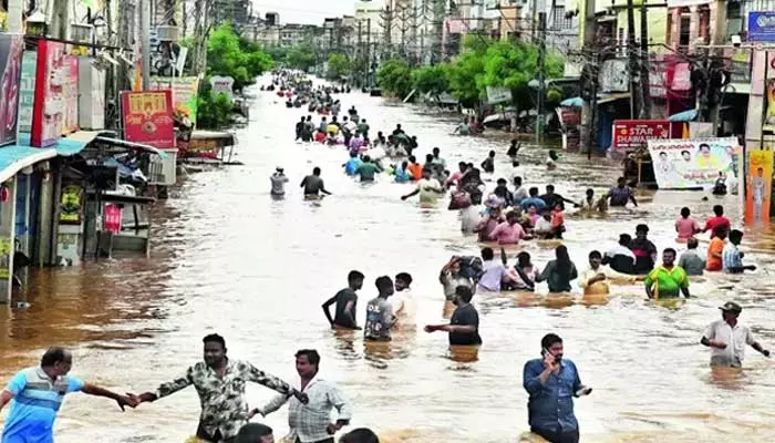 నీటి చరియల పొరల్లో ఈదుతున్న చేపలగుంపులు