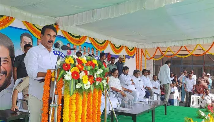 Minister : ఆరు గ్యారంటీల అమలుతో అభివృద్ధి కనబడుతుంది