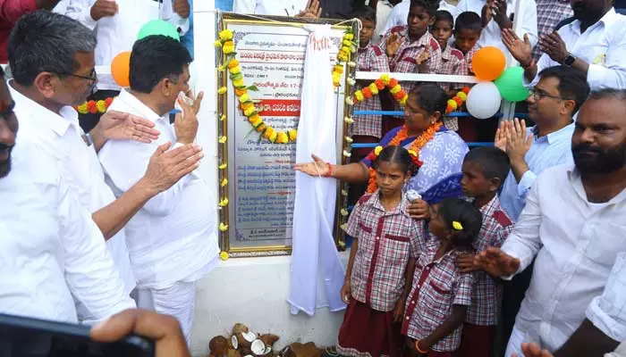 Minister Seethakka : గిరిజన గ్రామాల్లోని పిల్లలకు నాణ్యమైన విద్యను అందిస్తాం.