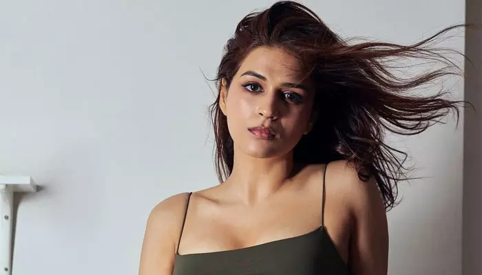 Shraddha Das : స్కిన్ టైట్ డ్రెస్సులో సెగలు రేపుతున్న శ్రద్ధా దాస్