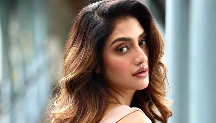 Nusrat Jahan : హాట్ హాట్ గా సెగలు పుట్టిస్తున్న నుస్రత్ జహాన్