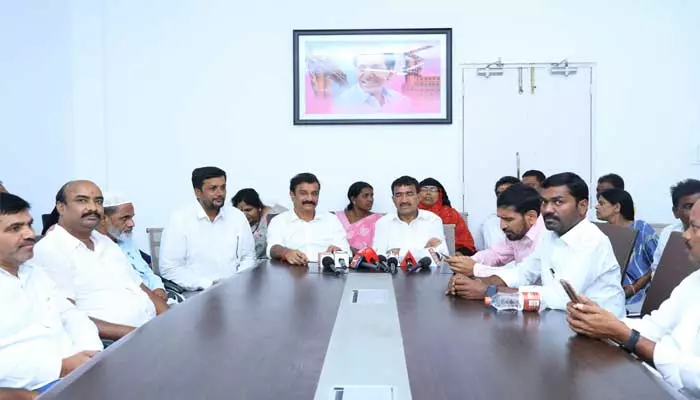 Dubbaka MLA : కాంగ్రెస్ లో గాంధీలు పోయారు.. గాడ్సే లు వచ్చారు