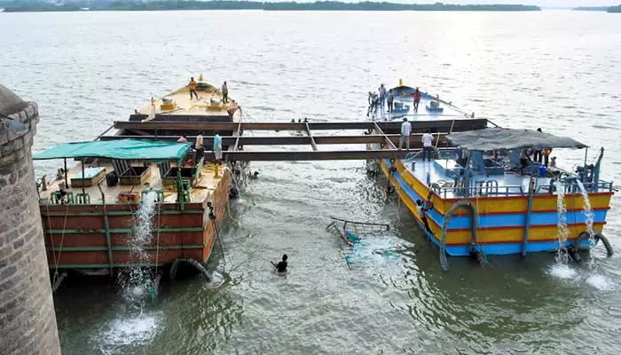 Prakasham Barrage: ప్లాన్ సక్సెస్..ప్రకాశం బ్యారేజీలో చిక్కుకున్న ఓ భారీ బోటును తొలగించిన ఇంజినీర్లు