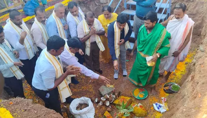 ముహూర్తం కోసం మంత్రి రాకముందే పూజ ..