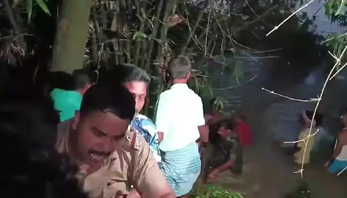 Boat carrying: టీఎంసీ నేతలకు తృటిలో తప్పిన ప్రమాదం.. కారణమిదే?