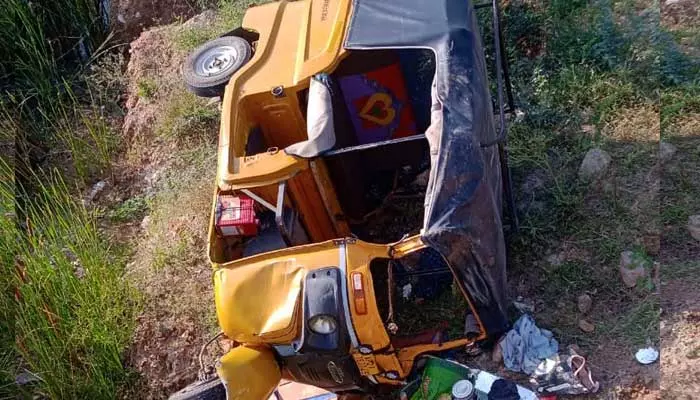 Accident:ఆటో బోల్తా మహిళ మృతి.. పలువురికి గాయాలు