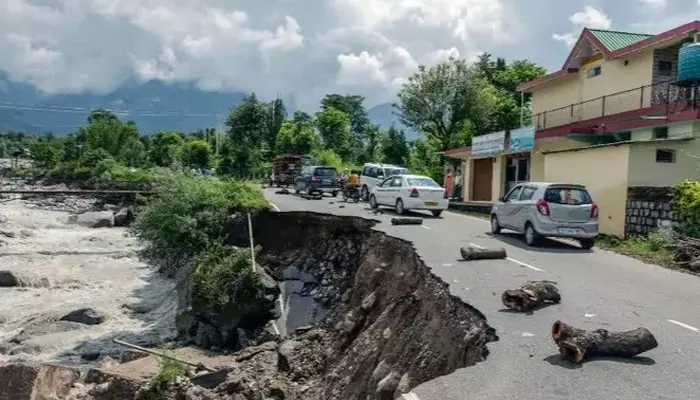 Rains: హిమాచల్‌‌ప్రదేశ్‌లో భారీ వర్షాలతో 32 రోడ్లు మూసివేత