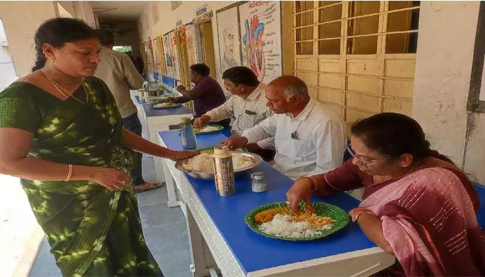 వంటలు ఇలాగే వండుతారా..గుడ్డు, పెరుగు, విద్యార్థులకు ఇవ్వరా..?