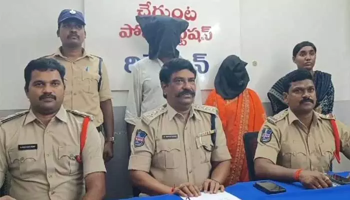 నగల కోసం వృద్ధురాలిని హత్య చేసిన దుండగులు