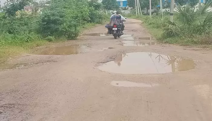 ఏళ్లుగా నిర్లక్ష్యం.. మరమ్మతులకు ఏది దారి..?