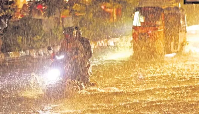 Heavy Rain: నగరంలో కుండపోత వర్షం.. పలుచోట్ల భారీగా ట్రాఫిక్ జామ్