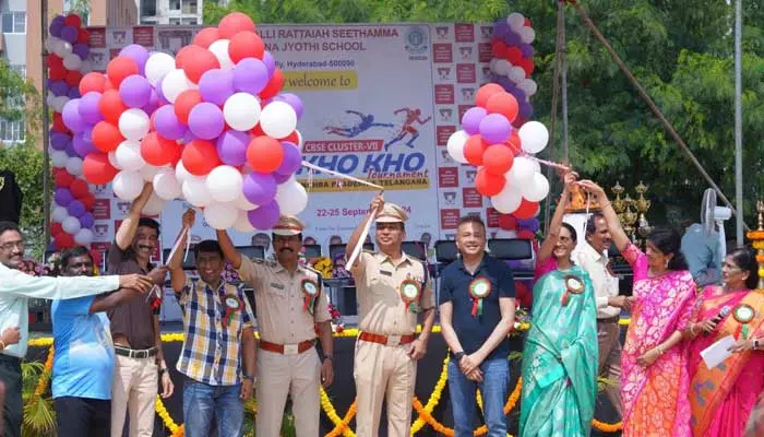 విద్యార్థులకు క్రీడా స్ఫూర్తి అవసరం : డీసీపీ సత్యనారాయణ