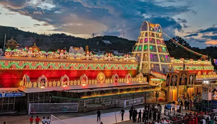 Tirumala Samacharam: తిరుమలలో భారీగా తగ్గిన భక్తుల రద్దీ.. నేరుగా శ్రీవారి దర్శనం!