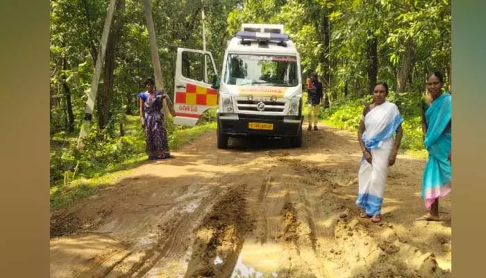 వైద్యం కోసం గర్భిణీకి తప్పని తిప్పలు..