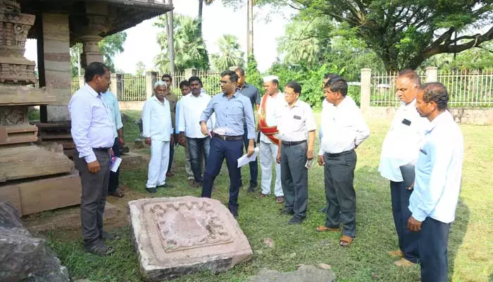 రోడ్డు అభివృద్ధి పనుల్లో వేగం పెంచాలి : ములుగు కలెక్టర్