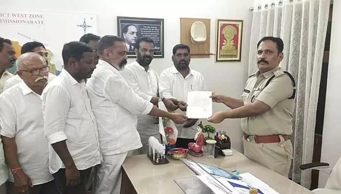 జనగామ కాంగ్రెస్‌లో రగులుకుంటున్న వర్గ పోరు..పోటాపోటీగా మాటల తూటాలు