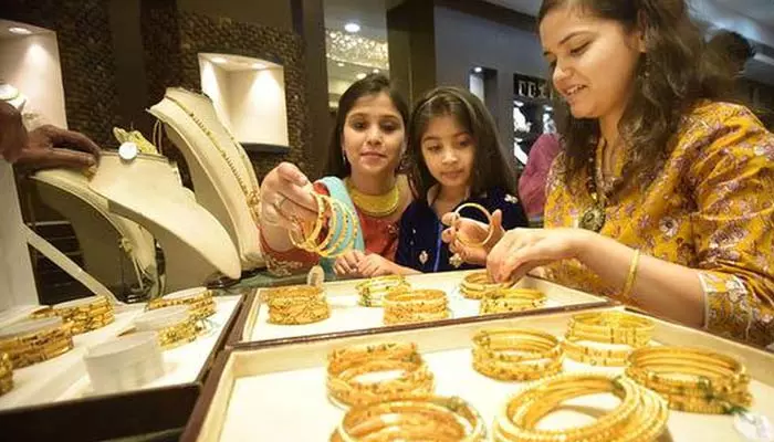 Gold prices: భగ్గుమంటోన్న బంగారం ధరలు.. కొనేముందు ఇవి తప్పక చెక్ చేయండి!!