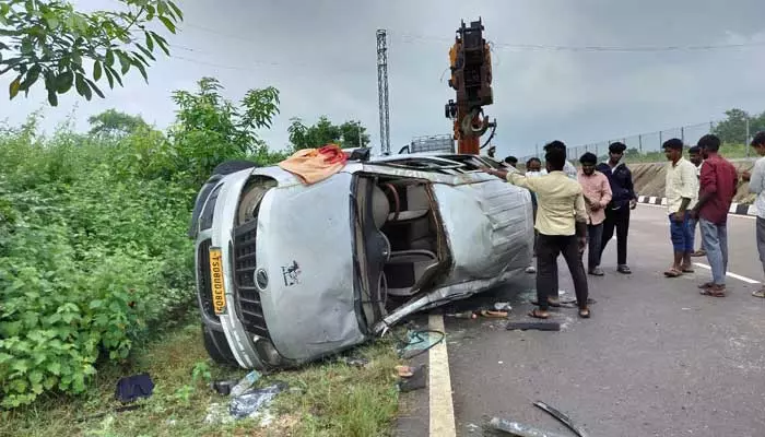 బోల్తా పడిన ఉపాధ్యాయుల వాహనం.. ఆరుగురికి గాయాలు..