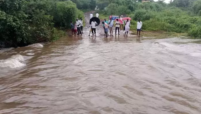 వాగొస్తే ఆగమే.. వంతెన కోసం నిరీక్షణ..