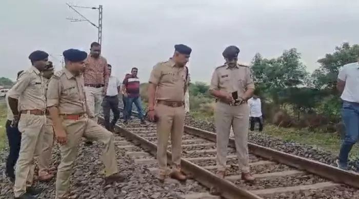 Attempt to derail train: గుజరాత్ లో రైలు ప్రమాదానికి కుట్ర