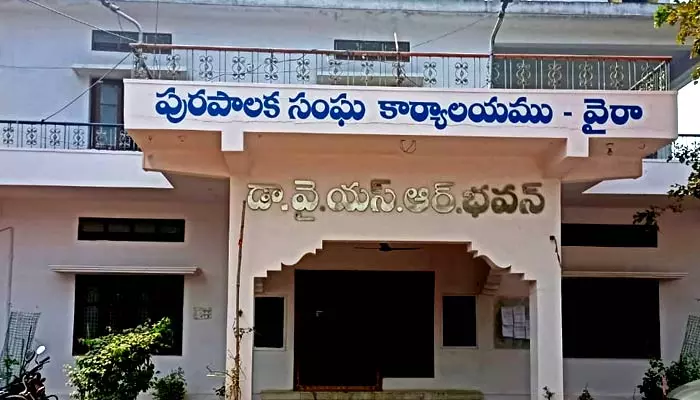 కమిషనర్ సస్పెన్షన్ ను అడ్డుకుందెవరు ?