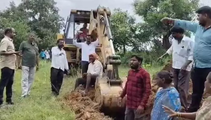 రెవెన్యూ అధికారులకు, రైతులకు మధ్య వాగ్వాదం..