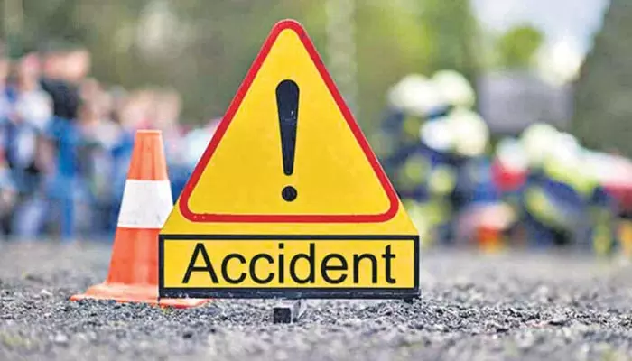 Road Accident: ఏపీలో ఘోర రోడ్డు ప్రమాదం.. అక్కడికక్కడే ఇద్దరు యువకులు దుర్మరణం