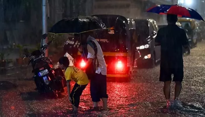 Mumbai rains: ముంబైలో భారీ వర్షాలు.. నలుగురు మృతి