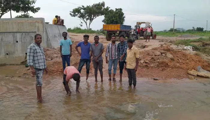 ప్రయాణం ప్రాణ సంకటం.. అదుపు తప్పితే అంతే...