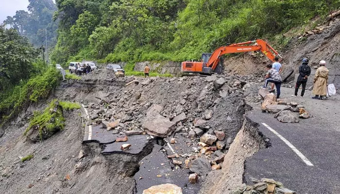 Heavy rains: సిక్కింలో భారీ వర్షాలు.. విరిగిపడ్డ కొండచరియలు