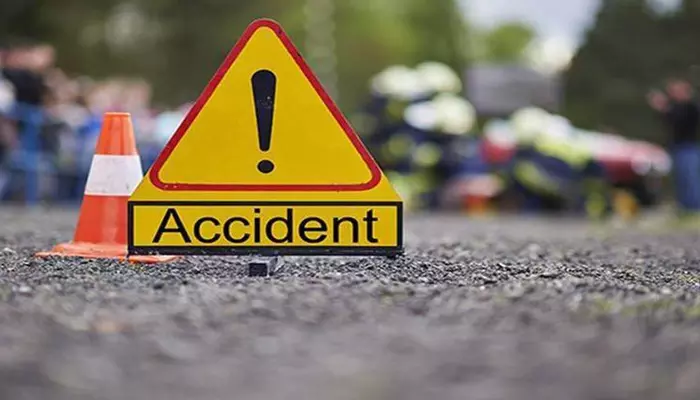 Accident: బీహార్‌లో ఘోర యాక్సిడెంట్ .. బస్సు-ట్రక్కు ఢీ