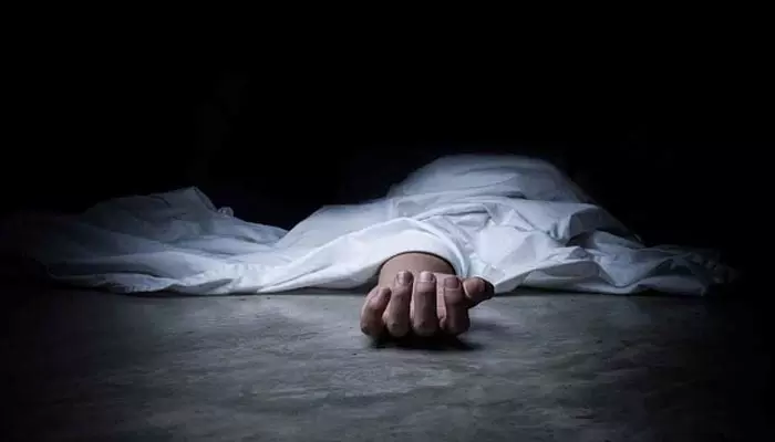 Suicide: రంగారెడ్డి జిల్లాలో దారుణం.. బిల్డింగ్‌ పైనుంచి దూకి తల్లీ, కూతురు ఆత్మహత్య