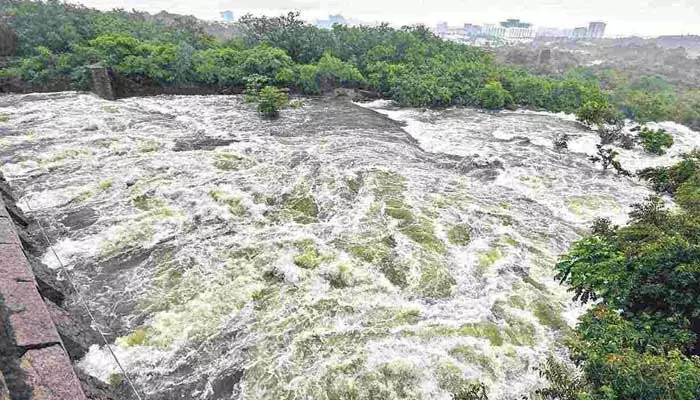 గండిపేట జలాశయానికి ఆరు గేట్లు ద్వారా నీటిని విడుదల