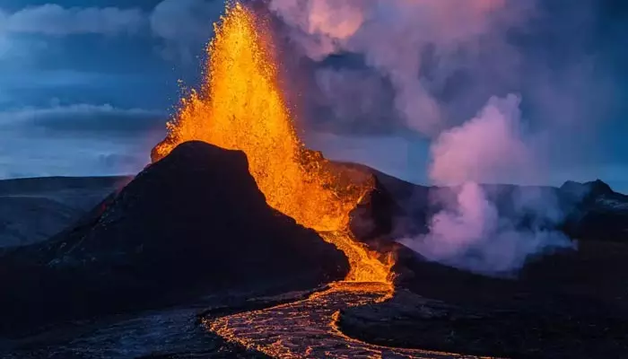 Gold Volcano: బంగారాన్ని ఎగజిమ్ముతున్న అగ్ని పర్వతం.. రోజుకూ ఎంతంటే..