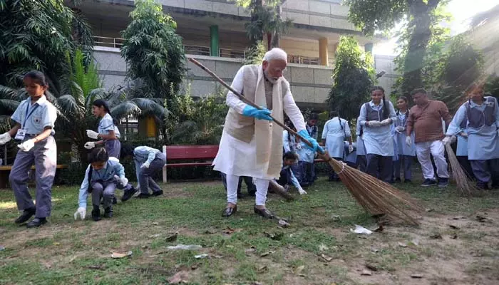 #10YearsOfSwachhBharat: స్వచ్ఛ భారత్ కు పదేళ్లు.. విద్యార్థులతో కలిసి చెత్త ఊడ్చిన ప్రధాని