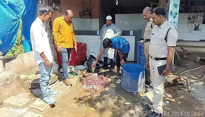 మాంసం దుకాణాలపై అధికారుల దాడి...