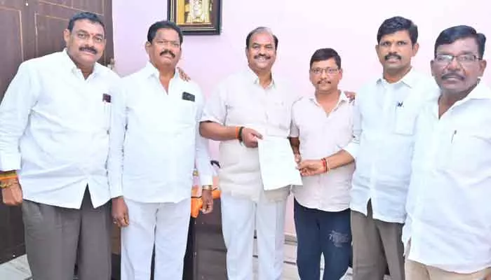 వైద్యం కోసం ఎల్ఓసి అందజేసిన ఎమ్మెల్యే