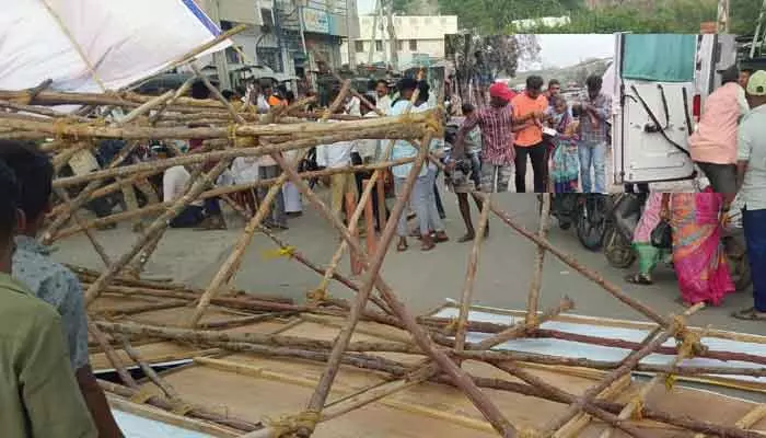 భారీ కటౌట్ కూలి మహిళకు తీవ్ర గాయాలు