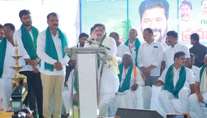 Minister Ponnam : స్థానిక సంస్థల ఎన్నికల్లో బీఆర్ఎస్, బీజేపీ పార్టీలకు బుద్ధి చెప్పాలి