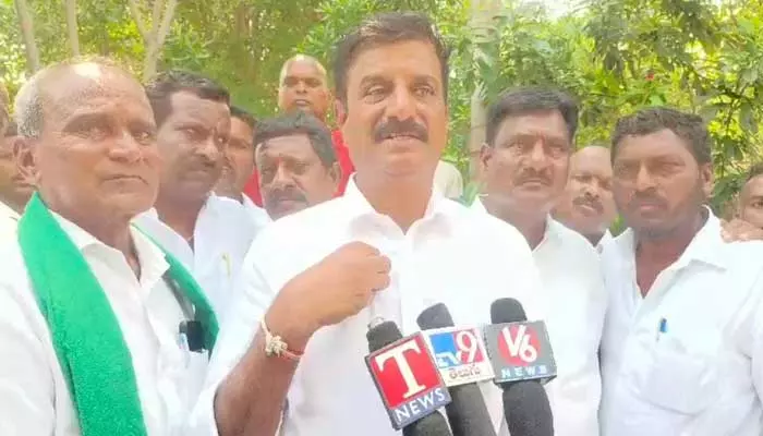 MLA : అధికార పార్టీ నాయకులు ప్రతిపక్ష ఎమ్మెల్యేను అడ్డుకోవడం విడ్డూరం